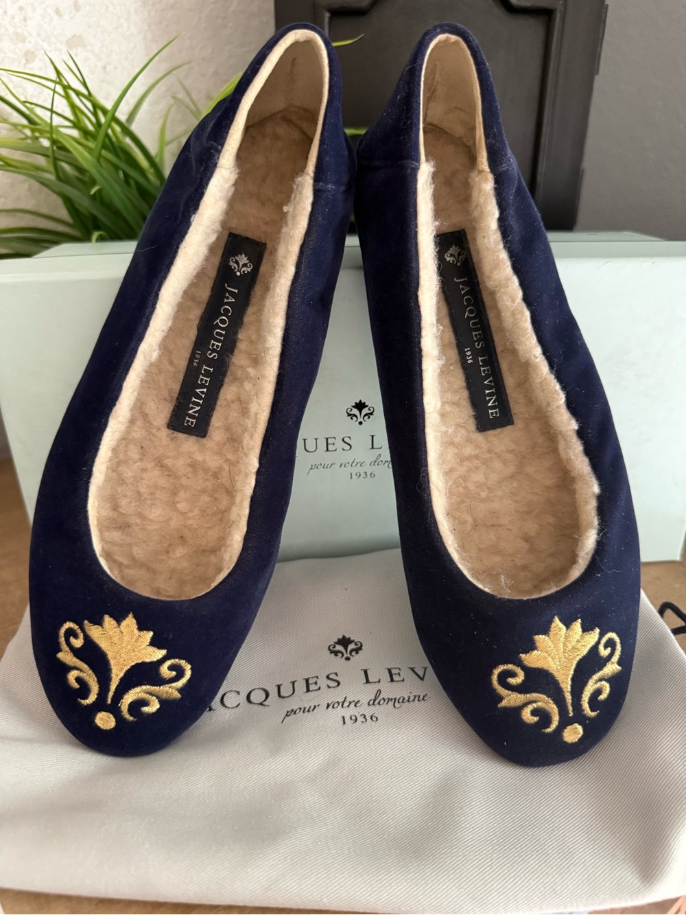 Jacques Levine Navy Velvet Embroidered Slippers – Size 5
